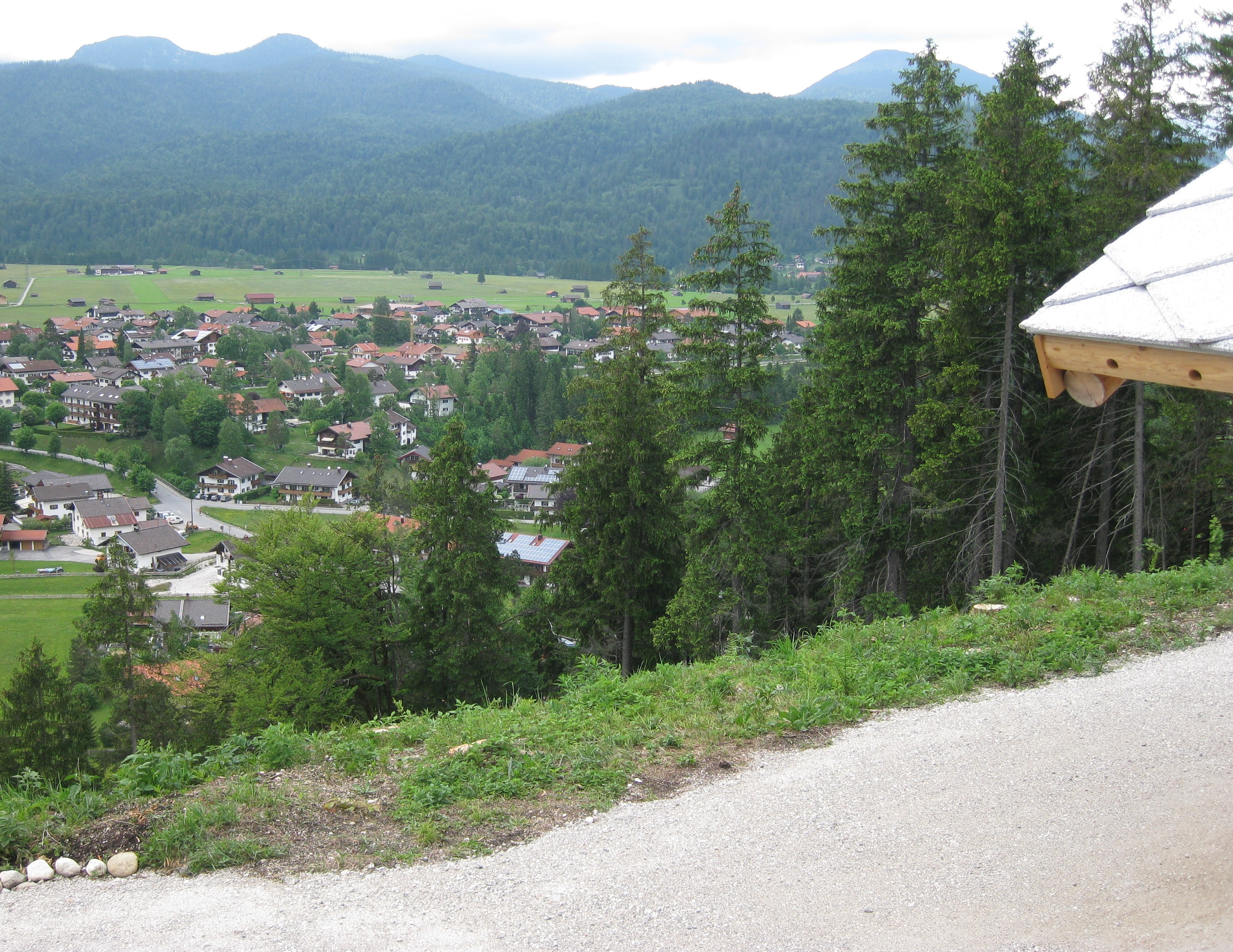 Blick auf Krün vom Panorama-Pavillon am Isar-Natur-Erlebnisweg