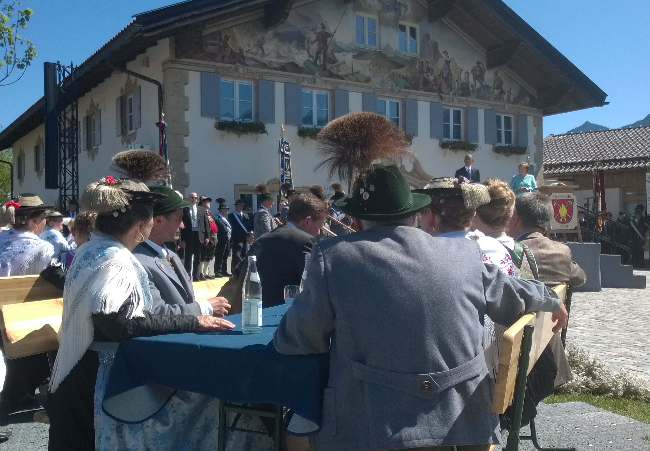 Kurz vor dem G7-Gipfel von 7.-8. Juni 2015 auf Schloss Elmau haben Bundeskanzlerin Angela Merkel und US-Präsident Barack Obama am Sonntag Vormittag die Gemeinde Krün besucht.